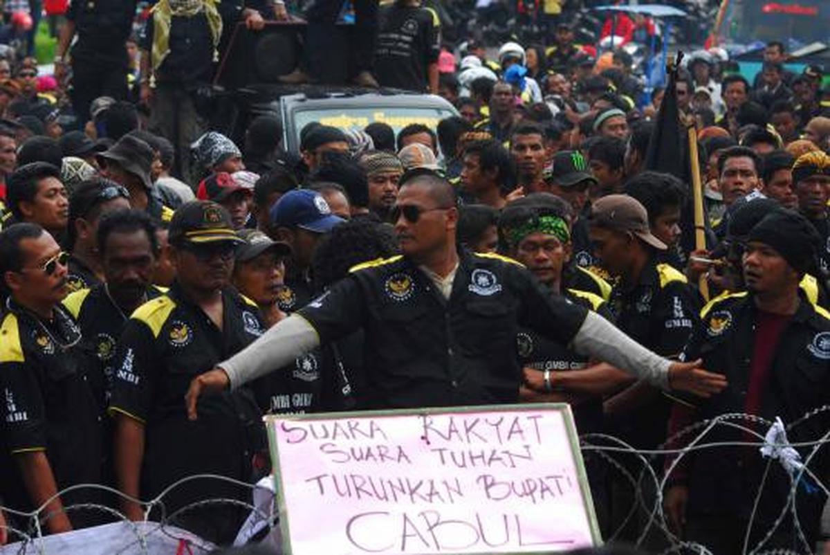 Dipasang kawat berduri, ratusan massa marah dengan polisi