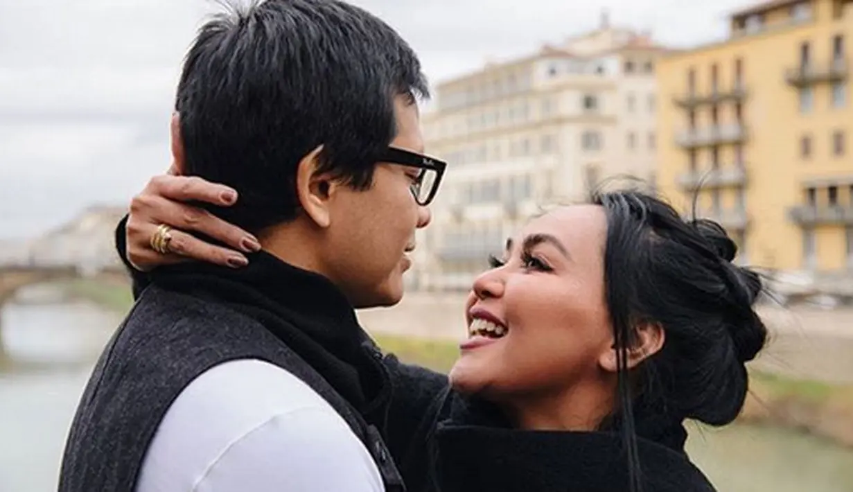 "Agar perjalanan kita marak dan panjang Agar mimpi kita tidak berhenti hanya untuk satu impian.. Berdampingan adalah untuk saling mewujudkan keinginan .. saling membangun impian.." tulis Dewi Gita lagi. (Instagram/dewigita01)