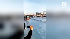 Perlombaan perahu naga diselenggarakan di sungai yang membeku di China. Para peserta lomba menggunakan alat pemecah es untuk mendayung.