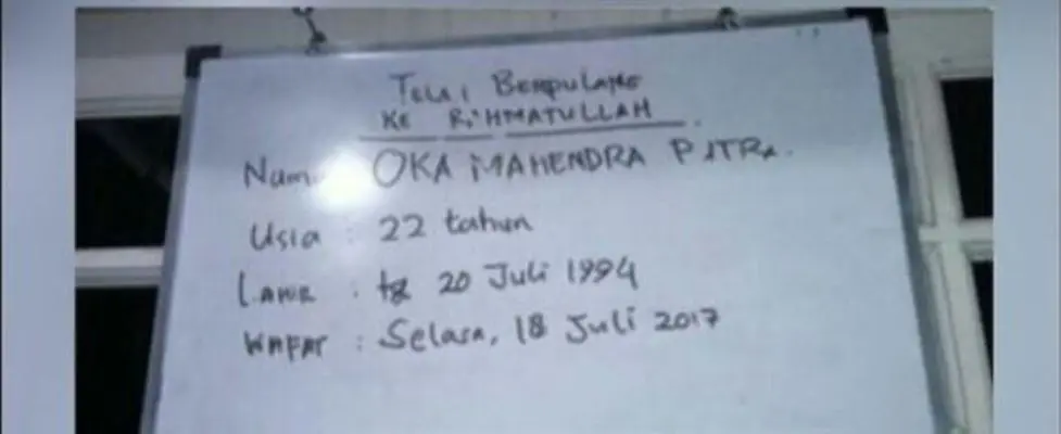 Papan tulis yang mengonfirmasi meninggalnya Oka Mahendra Putra, mantan kekasih Awkarin. (Instagram)