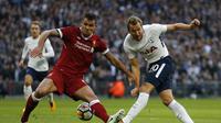 Bek Liverpool, Dejan Lovren (kiri), berjibaku dengan striker Tottenham Hotspur, Harry Kane pada lanjutan Liga Inggris di Wembley, Minggu (22/10/2017). (AFP/Ian Kington)