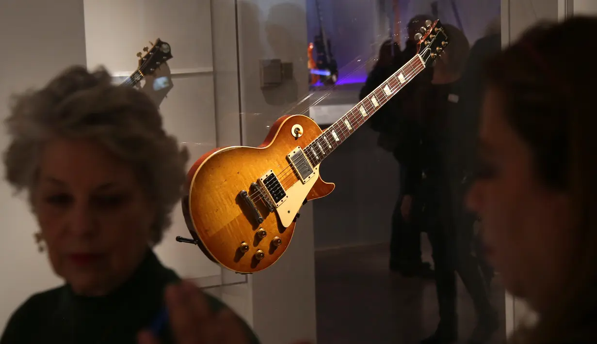 Gitar listrik ditampilkan pada pameran Play It Loud: Instruments of Rock & Roll di Metropolitan Museum of Art di New York, 1 April 2019. Pameran yang menampilkan 130 instrumen yang dipakai sama berbagai musisi tersohor lintas zaman ini dibuka untuk umum mulai 8 April - 1 Oktober 2019 (AP/Seth Wenig)