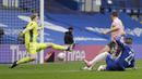 Gelandang Chelsea, Hakim Ziyech (kanan) melepaskan tendangan yang berbuah gol kedua timnya ke gawang Sheffield United dalam laga perempatfinal Piala FA 2020/2021 di Stamford Bridge, London, Minggu (21/3/2021). Chelsea menang 2-0 atas Sheffield United. (AP/Kirsty Wigglesworth)