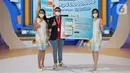 Direktur Marketing Maucash Indra Suryawan (tengah) meluncurkan produk Mauringan XTRA Jumbo, di Event GIIAS Jakarta 2021, Jumat (19/11/2021). Aplikasi pinjol dan paylater tanpa agunan menyasar pada pelaku UMKM dan masyarakat berpenghasilan bawah. (Liputan6.com)