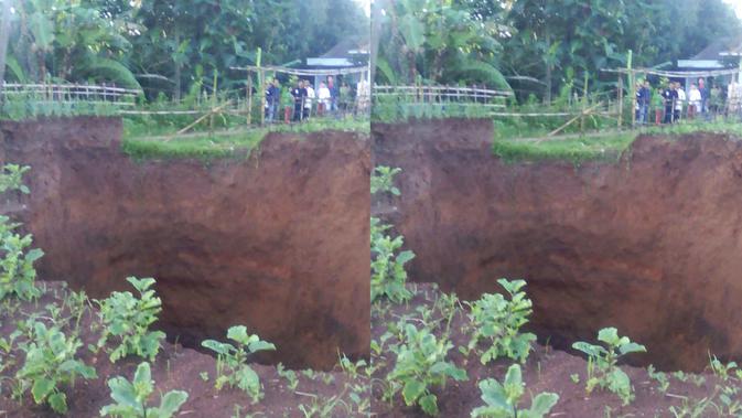 Lubang besar berdiameter 16 meter dengan kedalaman mencapai 12 meter, tiba-tiba muncul lagi di area persawahan penduduk di Sukabumi. (Rahmawan/ BPBD Sukabumi)