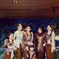 Keduanya juga sering pamer keakraban dan kekompakan dengan pakaian yang serasi saat menghadiri acara keluarga Aurel Hermansyah. [@aaliyah.massaid/@sarahmenzel].