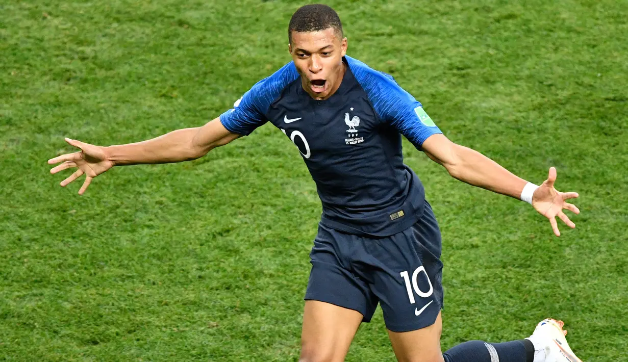 Striker timnas Prancis Kylian Mbappe merayakan selebrasi usai mencetak gol ke gawang Kroasia pada menit ke-65 dalam pertandingan sepak bola final Piala Dunia 2018 di Stadion Luzhniki, Moskow (15/7). (AFP PHOTO / Alexander Nemenov)