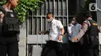 Penyidik Ditreskrimsus Polda Metro Jaya keluar usai  menggeledah rumah Ketua Komisi Pemberantasan Korupsi (KPK) Firli Bahuri di Jalan Kertanegara Nomor 46, Jakarta Selatan, Kamis (26/10/2023). (Liputan6.com/Herman Zakharia)