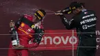 Pembalap Ferrari Carlos Sainz (kiri) melakukan selebrasi dengan pembalap Mercedes Lewis Hamilton di podium setelah memenangkan balapan F1 GP Inggris 2022 di Sirkuit Silverstone, Silverstone, Inggris, 3 Juli 2022. F1 GP Inggris 2022 dimenangkan oleh Carlos Sainz, selanjutnya diikuti Sergio Perez dan Lewis Hamilton. (AP Photo/Matt Dunham)