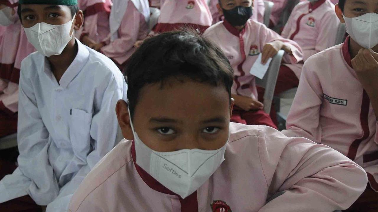 Sejumlah murid SDN 06 Lubang Buaya, Jakarta, menjalani pemeriksaan kesehatan dalam rangka skrining penderita infeksi saluran pernapasan akut (ISPA) di lingkungan sekolah, pada Jumat (25/6/2023).&nbsp; Bagian yang diperiksa dalam pemeriksaan kesehatan ini 