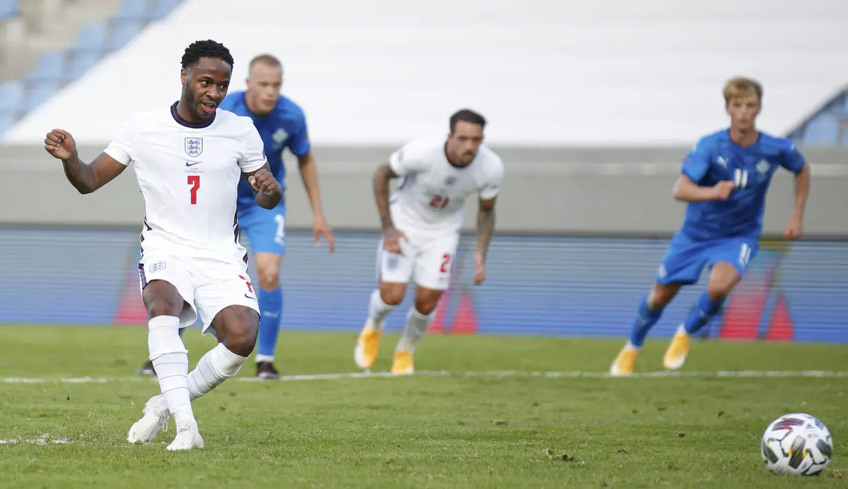 Penyerang Inggris, Raheem Sterling, mencetak gol lewat tendangan penalti ke gawang Islandia pada laga UEFA Nations League di Stadion Laugardalsvollur, Minggu (6/9/2020). Inggris menang tipis dengan skor 1-0. (AP/Brynjar Gunnarson)
