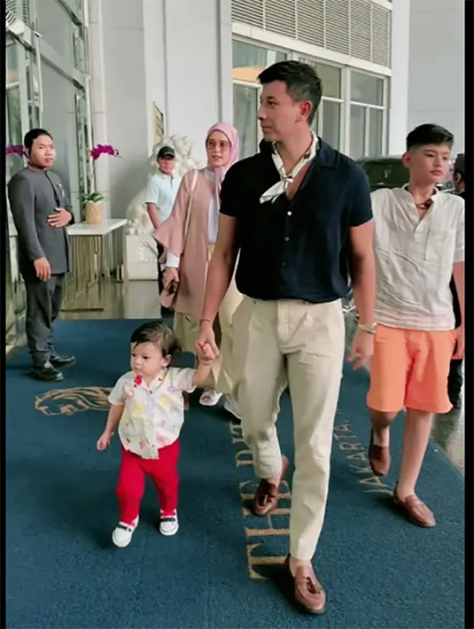 Fairus hadir bersama Sonny Septian dan dua putranya. Selain itu ada Dewi Yull, Venna Melinda, Baim Wong, Fadly Faisal bersama Gala, dan masih banyak lagi. Baim hadir sendiri karena istri dan anak-anaknya sedang liburan di Bali. [Instagram/fairuzarafiq]