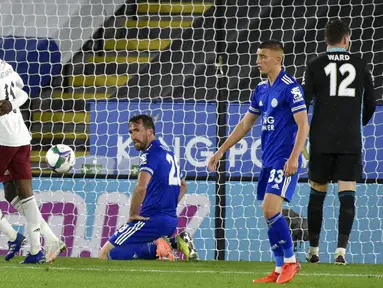 Pemain Leicester City, Christian Fuchs, tampak lesu usai melakukan gol bunuh diri saat melawan Arsenal pada laga Piala Liga Inggris di Stadion King Power, Kamis (24/9/2020). Arsenal menang dengan skor 2-0. (AP Photo/Rui Vieira, Pool)