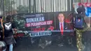 Aktivis Barisan Oposisi Indonesia (BOI) melakukan aksi unjuk rasa mendesak pembersihan dugaan mafia alat utama sistem persenjataan (alutsista) di depan Gedung Kompleks Parlemen, Jakarta, Kamis, 27 Agustus 2026. (KLY/ Arie Basuki)