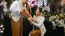 Maka saat keduanya resmi melangsungkan pernikahan, busana adat Jawa dengan modifikasi jadi pilihan.