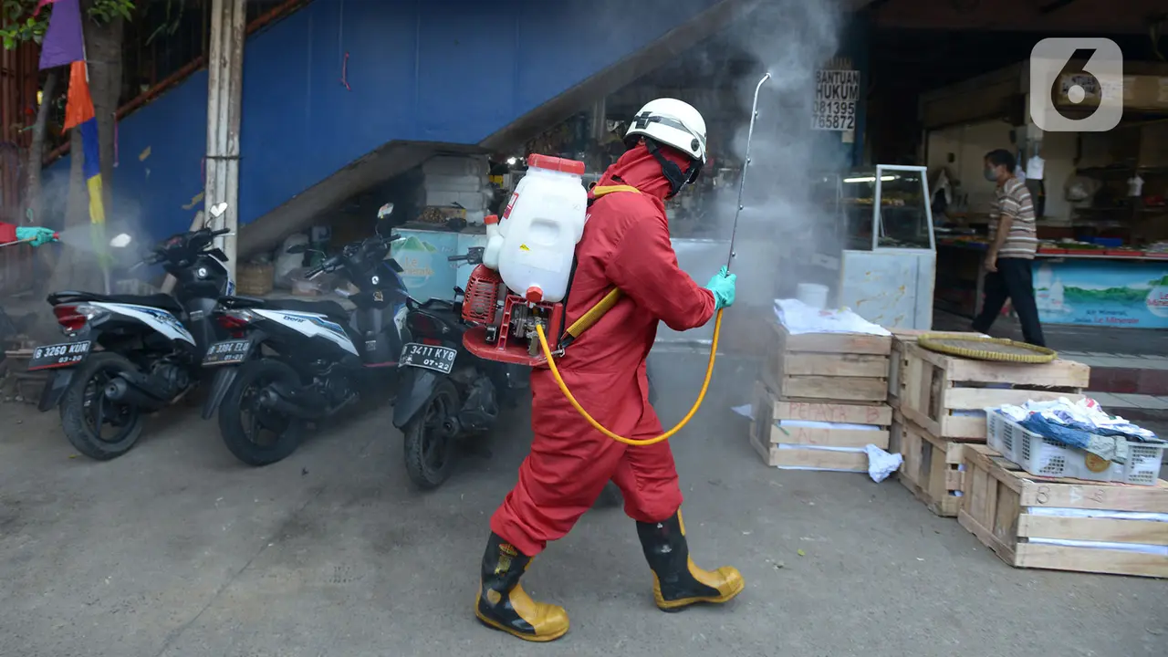Penyemprotan Disinfektan di Wilayah Jakarta Timur