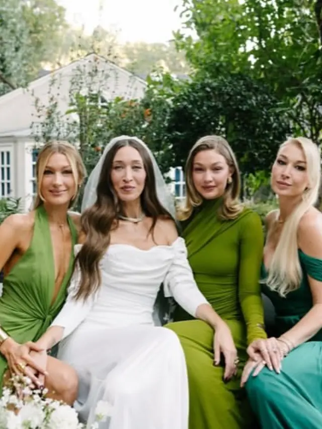 Gigi Hadid di Pernikahan Kakak Sambungnya pakai aksesori. [@mangostudios]