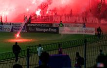 FOTO: Mencekamnya Kerusuhan di Laga Semen Padang vs PSBS Biak: Suporter Lempar Flare, Stadion Dipenuhi Asap
