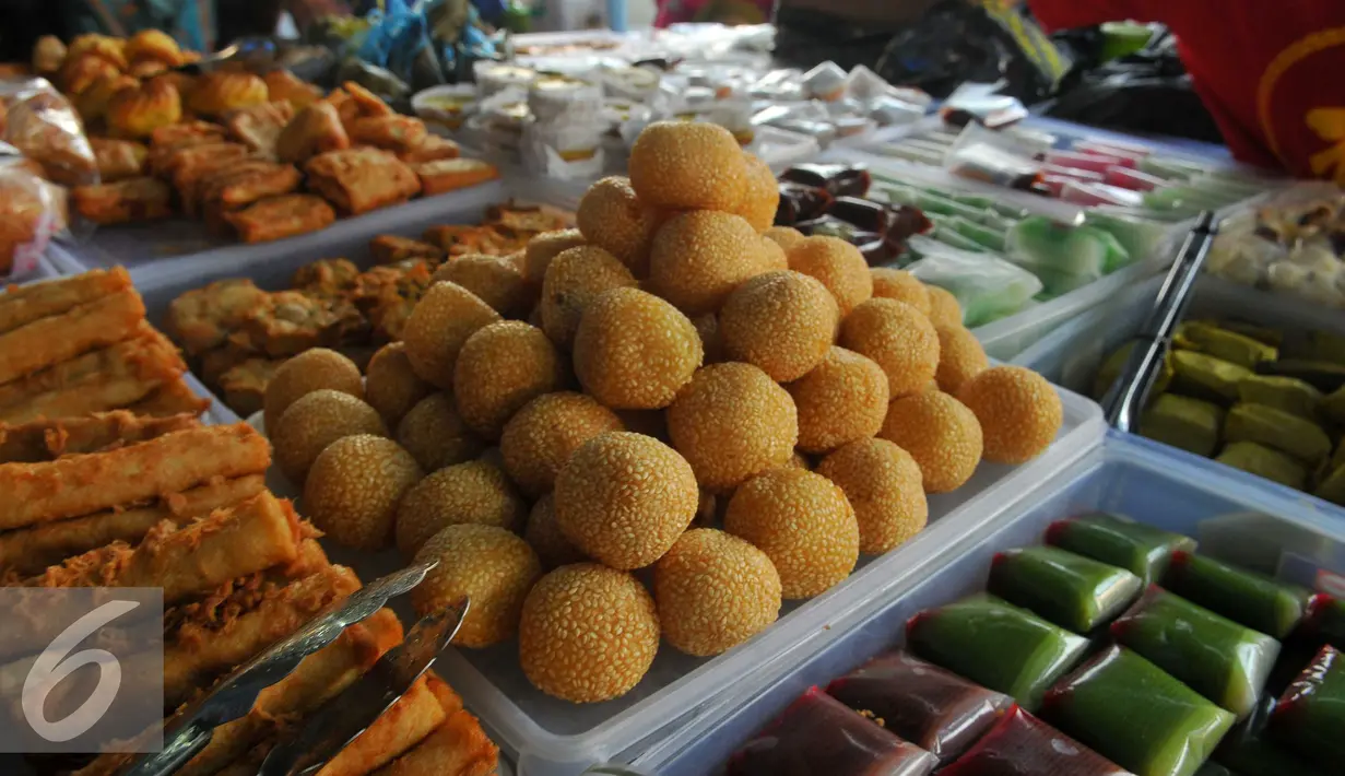 Aneka makanan untuk buka puasa tersedia di Pasar Takjil Benhil, Jakarta, Senin (6/6). Harga yang relatif murah menjadikan pasar ini kerap ramai selama Ramadan. (Liputan6.com/Gempur M Surya)