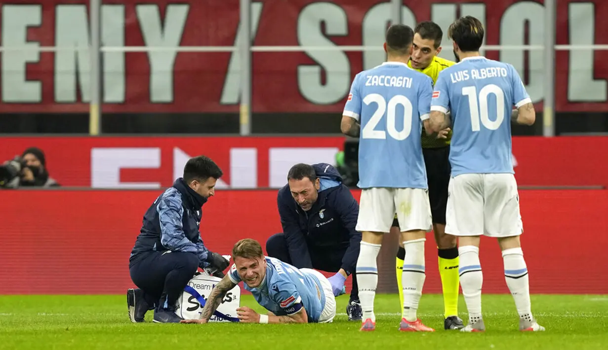 Pemain Lazio Ciro Immobile menerima perawatan medis saat melawan AC Milan pada pertandingan perempat final Coppa Italia di Stadion San Siro, Milan, Italia, 9 Februari 2022. AC Milan menang 4-0. (AP Photo/Antonio Calanni)