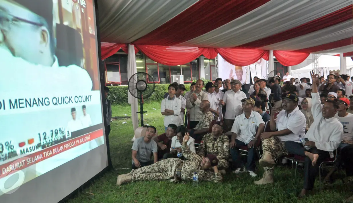 Kader Gerindra dan pendukung Anies-Sandi menyaksikan siaran langsung kemenangan Anies-Sandi di kantor DPP Gerindra, Jakarta Selatan, Rabu (19/4). Pendukung Anies-Sandi merayakan kemenangan dari hasil hitung cepat Pilkada DKI. (Liputan6.com/Yoppy Renato)