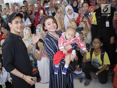 Penyanyi Afgan dan Rossa saat menghibur pasien anak-anak di RSCM, Jakarta, Senin (28/5). Acara tersebut merayakan ulang tahunnya Afgan yang ke-29 dan sekaligus menghibur pasien anak-anak. (Liputan6.com/Faizal Fanani)