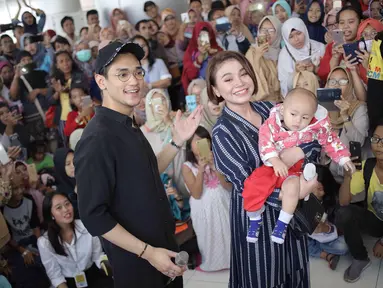 Penyanyi Afgan dan Rossa saat menghibur pasien anak-anak di RSCM, Jakarta, Senin (28/5). Acara tersebut merayakan ulang tahunnya Afgan yang ke-29 dan sekaligus menghibur pasien anak-anak. (Liputan6.com/Faizal Fanani)