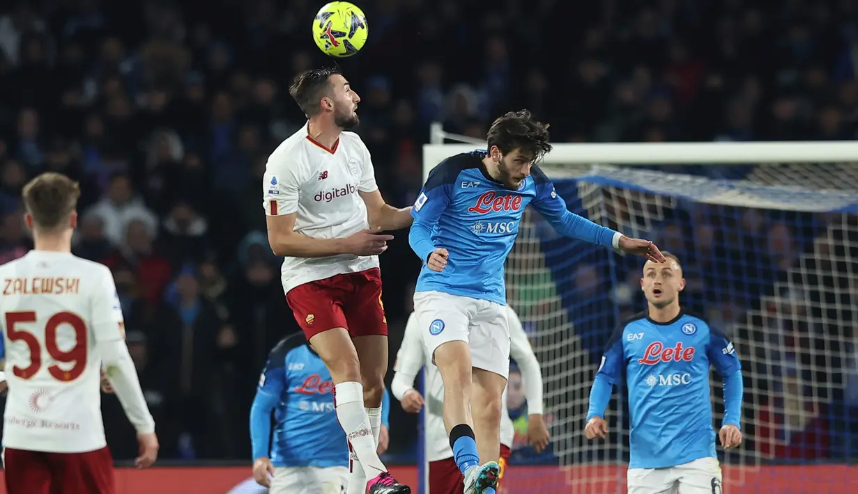 Pemain AS Roma Bryan Cristante (kiri atas) berebut bola denan pemain Napoli Khvicha Kvaratskhelia (kanan atas) pada pertandingan sepak bola Liga Italia di Stadion Diego Armando Maradona, Naples, Italia, 29 Januari 2023. Napoli makin kokoh puncaki klasemen sementara Liga Italia usai mengalahkan AS Roma dengan skor 2-1. (Alessandro Garofalo/LaPresse via AP )