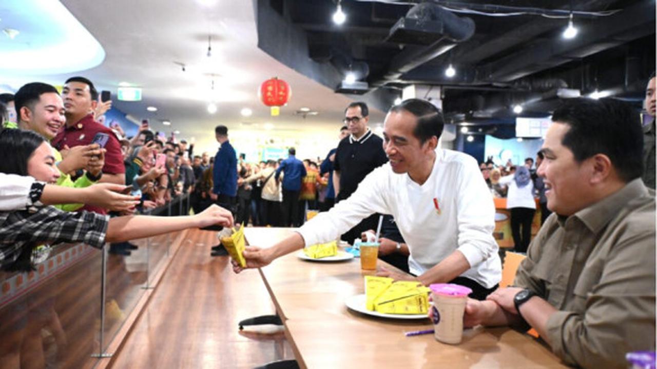 Presiden Joko Widodo saat menikmati hidangan ringan di salah satu resto di Kota Manado, Sulut, Kamis (22/2/2024).