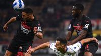 (Dari kiri) Gelandang AC Milan Ismael Bennacer, penyerang Verona Nikola Kalinic dan bek AC Milan Inggris Fikayo Tomori berebut bola pada pekan kedelapan Liga Italia 2021/2022 di San Siro, Minggu (17/10/2021) dini hari WIB. AC Milan menang dramatis atas Hellas Verona 3-2. (Marco BERTORELLO / AFP)