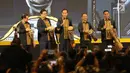 Presiden Joko Widodo (tengah) bersama Ketum Himpunan Pengusaha Muda Indonesia (HIPMI), Bahlil Lahadalia (kedua kanan) memainkan alat musik khas Papua selama Musyawarah Nasional XVI HIPMI di Hotel Sultan, Jakarta, Senin (16/9/2019). (Liputan6.com/Angga Yuniar)