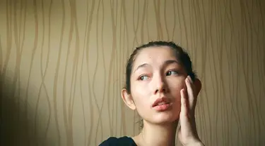 Devina Aureel sering mengunggah potretnya tanpa makeup. Gayanya santai dengan busana kasual tetap membuatnya tak kehilangan pesona. (Liputan6.com/IG/@devinaureel)