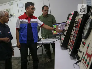 Peserta tengah mengikuti pelatihan dalam Ruang Simulator di Indonesia Drilling Training Center (IDTC), Indramayu, Jawa Barat, Kamis 28 November 2024. (Liputan6.com/Herman Zakharia)