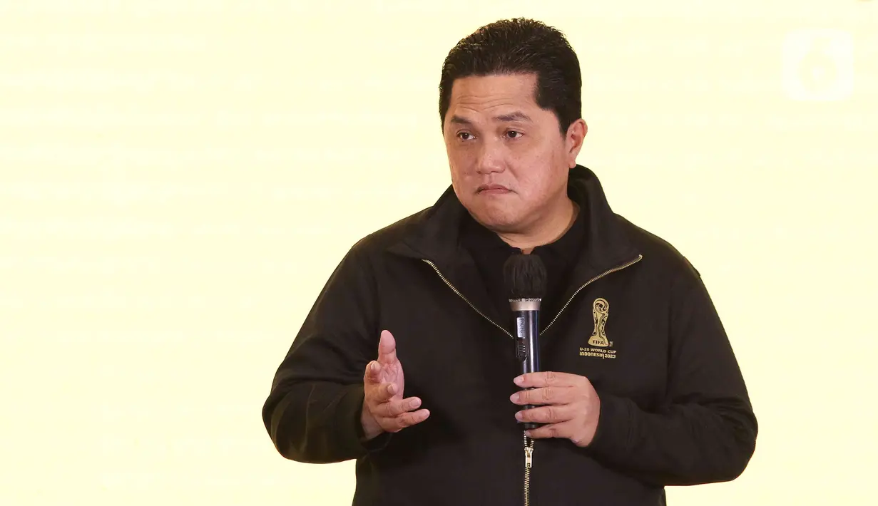 <p>Ketua Umum PSSI Erick Thohir menyampaikan sambutan saat launching merchandise resmi Piala Dunia U-20 2023 di Atrium Mall FX Sudirman, Senayan, Jakarta, Rabu (8/3/2023). Apparel lokal, Juara, dipercaya menjadi penyedia suvenir Piala Dunia U-20 2023 dengan menyediakan 53 jenis merchandise yang siap dijual ke masyarakat. (Liputan6.com/Herman Zakharia)</p>