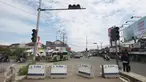 Kendaraan melintas di pertigaan Jatinangor, Sumedang, Jawa Barat, Sabtu (2/7). Mengatasi kepadatan kendaraan pemudik, petugas melakukan sistem pengalihan arus dengan menutup jalur dari arah Sumedang menuju Bandung Kota. (Liputan6.com/Immanuel Antonius)