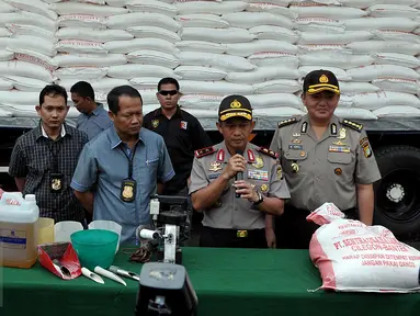 Polda Metro Jaya menggelar konferensi pers terkait penggelapan gula, Jakarta, Rabu (24/6/2015). Polda Metro Jaya berhasil mengamankan 60 ton gula pasir dan tiga orang tersangka di kawasan Tangerang. (Liputan6.com/Johan Tallo)