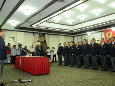 Ketua KONI Pusat, Tono Suratman (kiri) membacakan janji dan melantik pengurus KONI Pusat 2015-2019 di Gedung Serbaguna, Senayan, Jakarta, Senin (11/1/2016). Sebanyak 77 orang dilantik untuk menempati sejumlah posisi. (Liputan6.com/Helmi Fithriansyah)