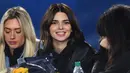 Model Kendall Jenner tersenyum selama paruh kedua pertandingan Los Angeles Rams dan Baltimore Ravens di Los Angeles Memorial Coliseum di Los Angeles, California (25/11/2019). Kendall Jenner tampil cantik mengenakan jaket hitam. (Jayne Kamin-Oncea/Getty Images/AFP)