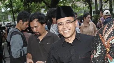 Bupati Banyuwangi Abdullah Azwar Anas tersenyum saat tiba di kediaman Megawati di kawasan Menteng, Jakarta, Sabtu (14/10). PDI Perjuangan melakukan pertemuan tertutup membahas Pilkada Jawa Timur 2018. (Liputan6.com/Herman Zakharia)