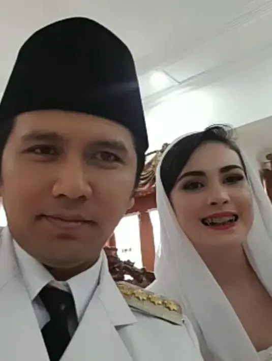 Arumi Bachsin menikah dengan Emil Dardak di tahun 2013 silam. Sejak itu Arumi memutuskan meninggalkan dunia hiburan dan kini ia tengah menjadi ibu dua anak, Lakeisha Dardak, Alkeinan Mahsyir Putro Dardak (Instagram/arumi_arumi_94)