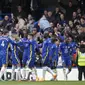 Penyerang Chelsea, Kai Havertz (kanan) berselebrasi dengan rekan setimnya usai mencetak gol ke gawang Newcastle United pada pertandingan lanjutan Liga Inggris di stadion Stamford Bridge di London, Minggu (13/3/2022). Chelsea menang tipis atas Newcastle 1-0. (AP Photo/Kirsty Wigglesworth)