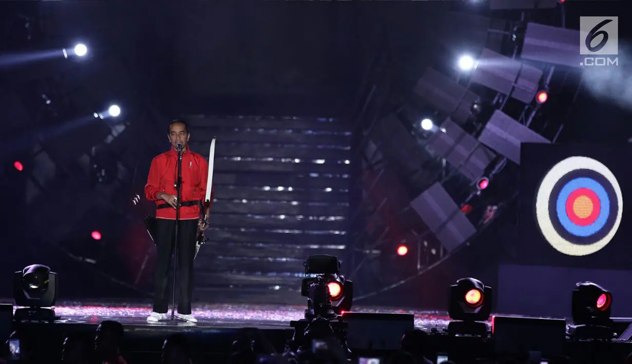 Presiden Jokowi memberi sambutan saat hitung mundur Asian Games 2018 di Monas, Jakarta, Jumat (18/8). Acara ini menandai setahun Jakarta-Palembang sebelum menjadi tuan rumah Asian Games ke-18 itu. (Liputan6.com/Herman Zakharia)