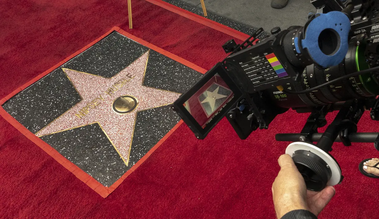 Nipsey Hussle dianugerahi secara anumerta dengan bintang di Hollywood Walk of Fame dalam kategori Recording di Los Angeles (15/8/2022). Nipsey Hussle rapper yang berubah menjadi aktivis itu meninggal dalam hujan peluru tiga tahun lalu, dalam sebuah episode yang memicu curahan kesedihan atas kehidupan musik dan aktivisme yang terputus. (AP Photo/Damian Dovarganes)