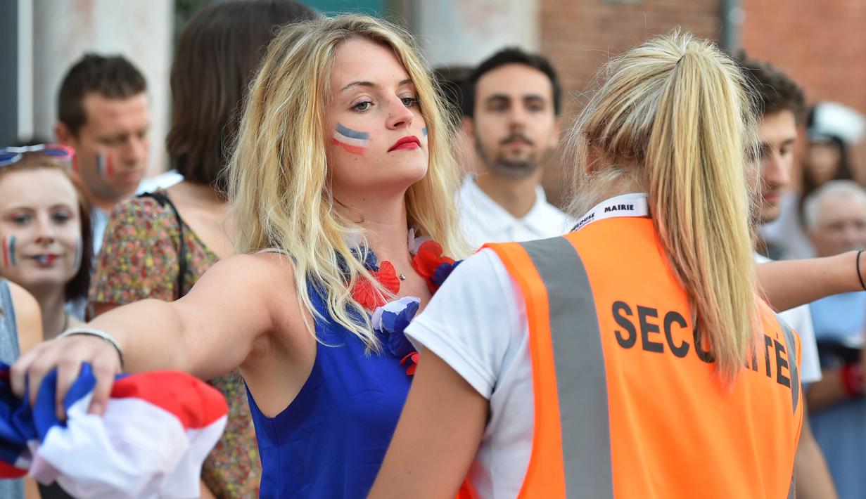 Fans cantik Prancis saat diperiksa pihak keamanan sebelum memasuki fan zone pada laga piala Eropa 2016  antara Prancis melawan Islandia di Toulouse , (3/7/2016). (AFP/RÈmy Gabalda)