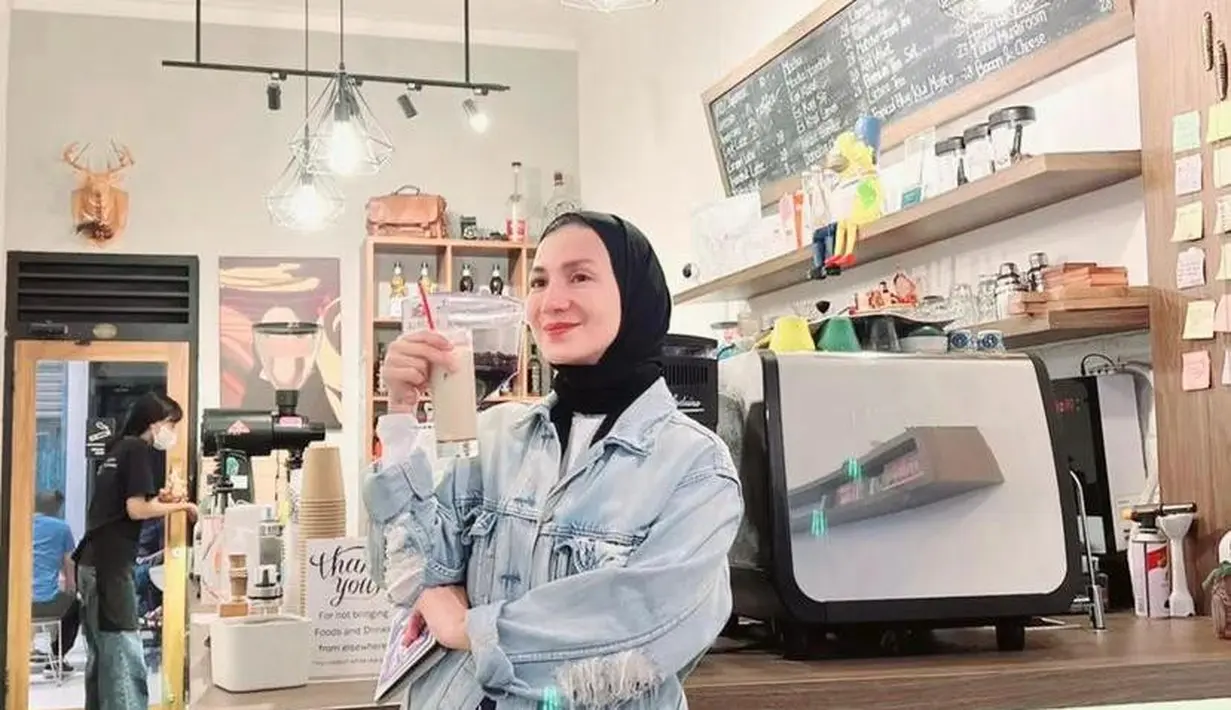 Gaya Wanda Hamidah dengan jaket denim oversized yang dipasangkan dengan rok hitam bermotif plus hijab pashmina warna hitam senada yang diikat simpel ini bisa jadi inspirasi untuk dipakai hangout sampai anak antar sekolah. (Instagram/wanda_hamidah).