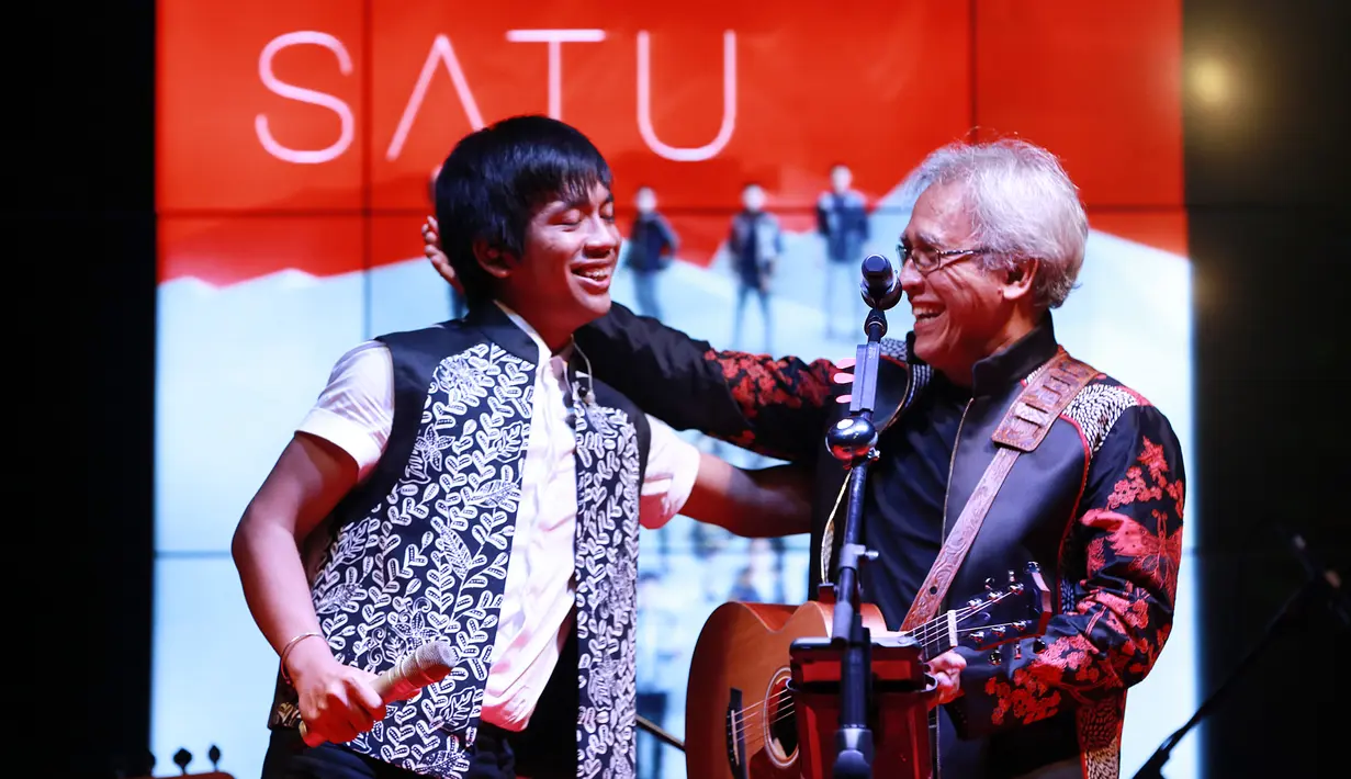 "Ini sebuah momen yang membahagiakan bagi saya dan tentunya d'Masiv. Jujur, nggak pernah nyangka bisa satu panggung," ujar Rian vokalis D’Masiv mengutarakan kebahagiaannya dapat kolaborasi dengan sang idola.(Deki Prayoga/Bintang.com)