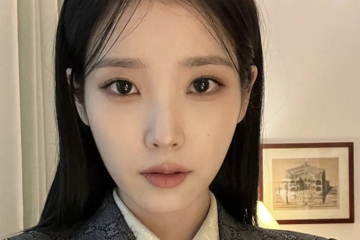 Gaya Berkelas Girl Boss IU di Milan Fashion Week