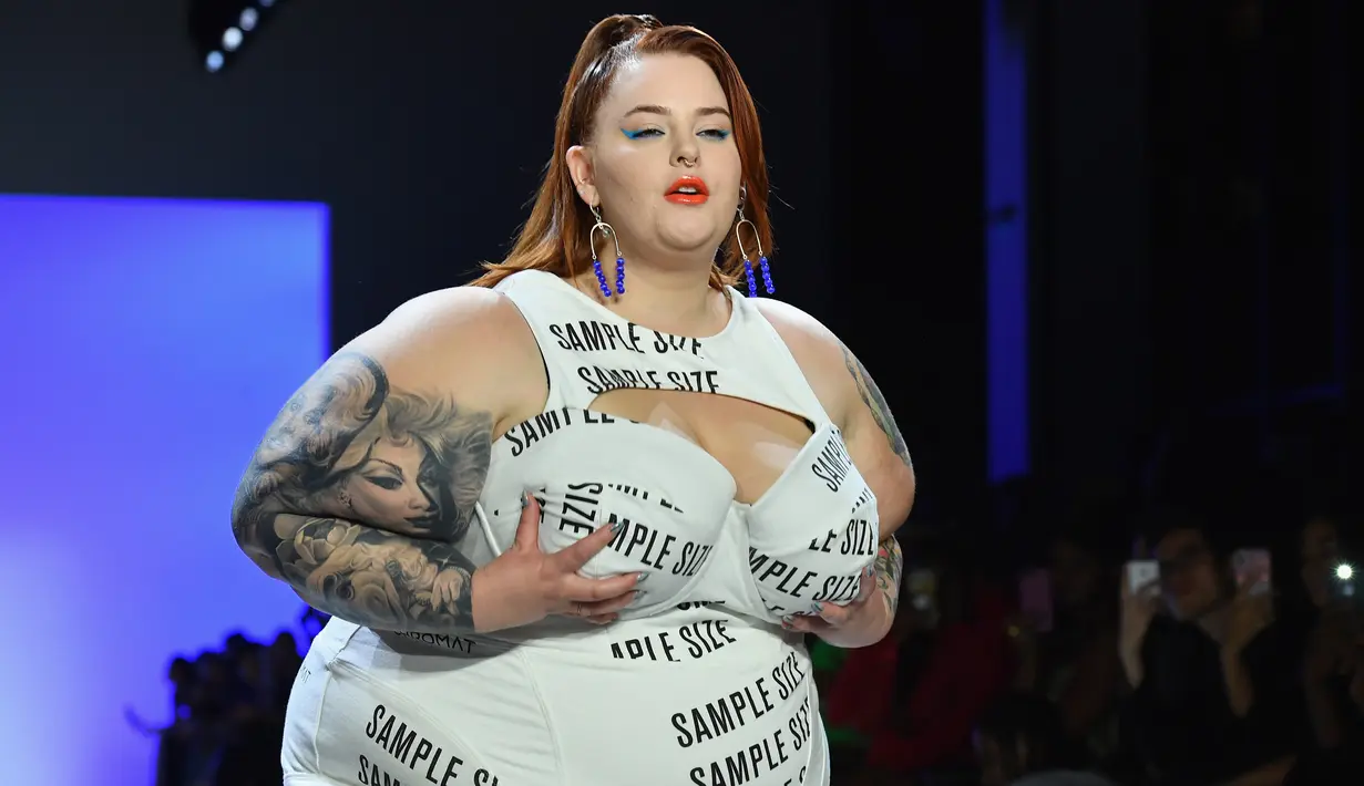 Tess Holliday, model dan aktivis bertubuh gemuk, berpose mengenakan busana brand Chromat selama New York Fashion Week 2019 pada 7 September 2019. Model berbobot tubuh 137 kg tersebut tampil percaya diri mengenakan gaun panjang putih. (Photo by Angela Weiss / AFP)