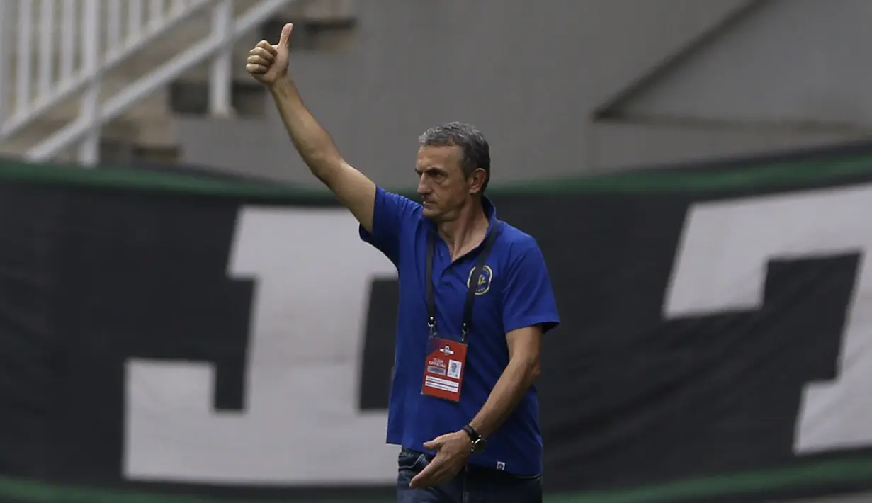 Pelatih Arema FC, Milomir Seslija, memberikan arahan kepada pemainnya saat melawan pemain Tira Persikabo pada laga Shopee Liga 1 di Stadion Pakansari, Bogor, Kamis (24/10). Arema tahan  imbang 1-1 Tira Persikabo. (Bola.com/Yoppy Renato)