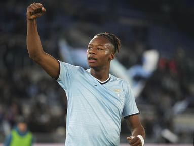Pemain Lazio, Tijjani Noslin melakukan selebrasi setelah mencetak gol ke gawang Napoli pada babak laga 16 besar Coppa Italia 2024/2025 di Olympic Stadium, Roma, Italia, Jumat (06/12/2024) WIB. (AP Photo/Andrew Medichini)